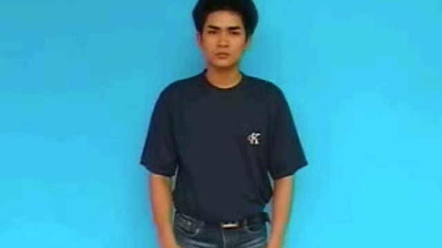 chân lắm tay bùn